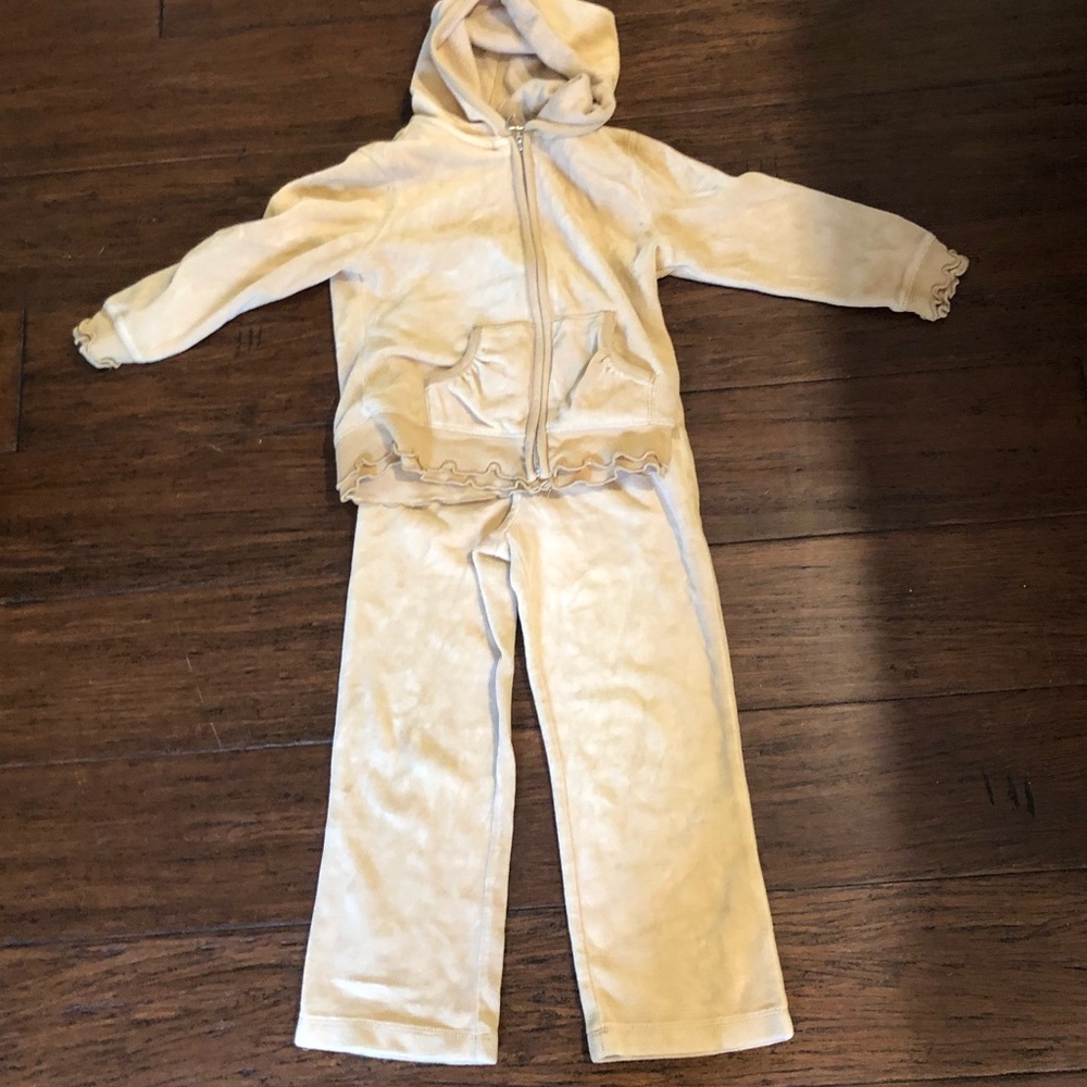 ⭐️4/$25 Girls Velour Camel Track Suit Set.